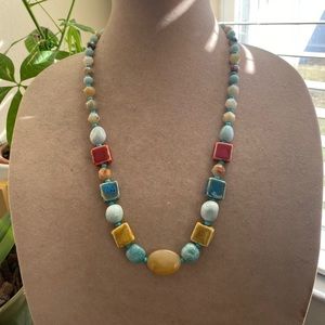 Hermosa combinación de collar hecho con cerámica y amazonitas